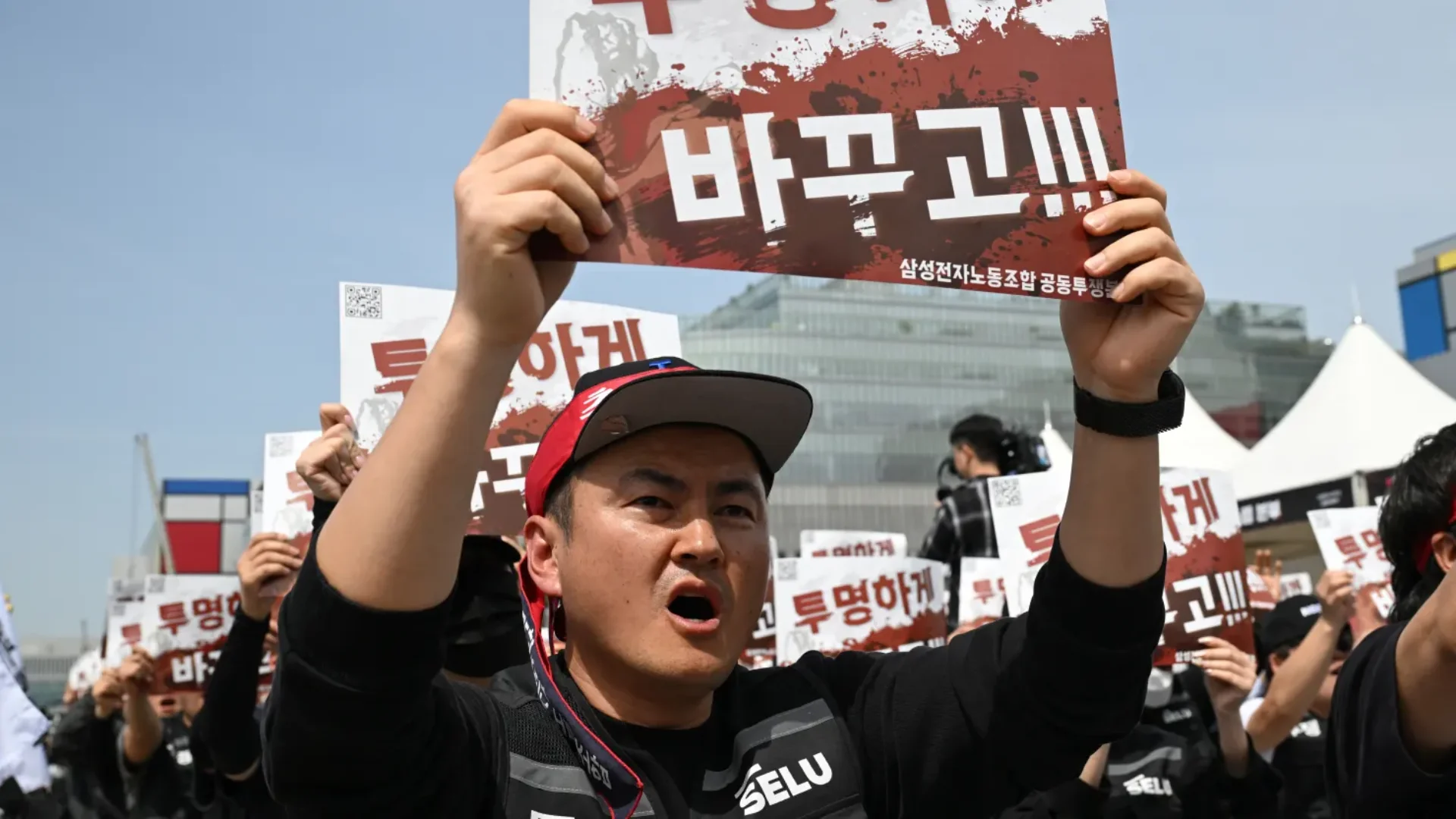 Samsung and Its Union Resume Mediated Talks Three Days Before a Strike That Could Disrupt the Global AI Chip Supply Chain