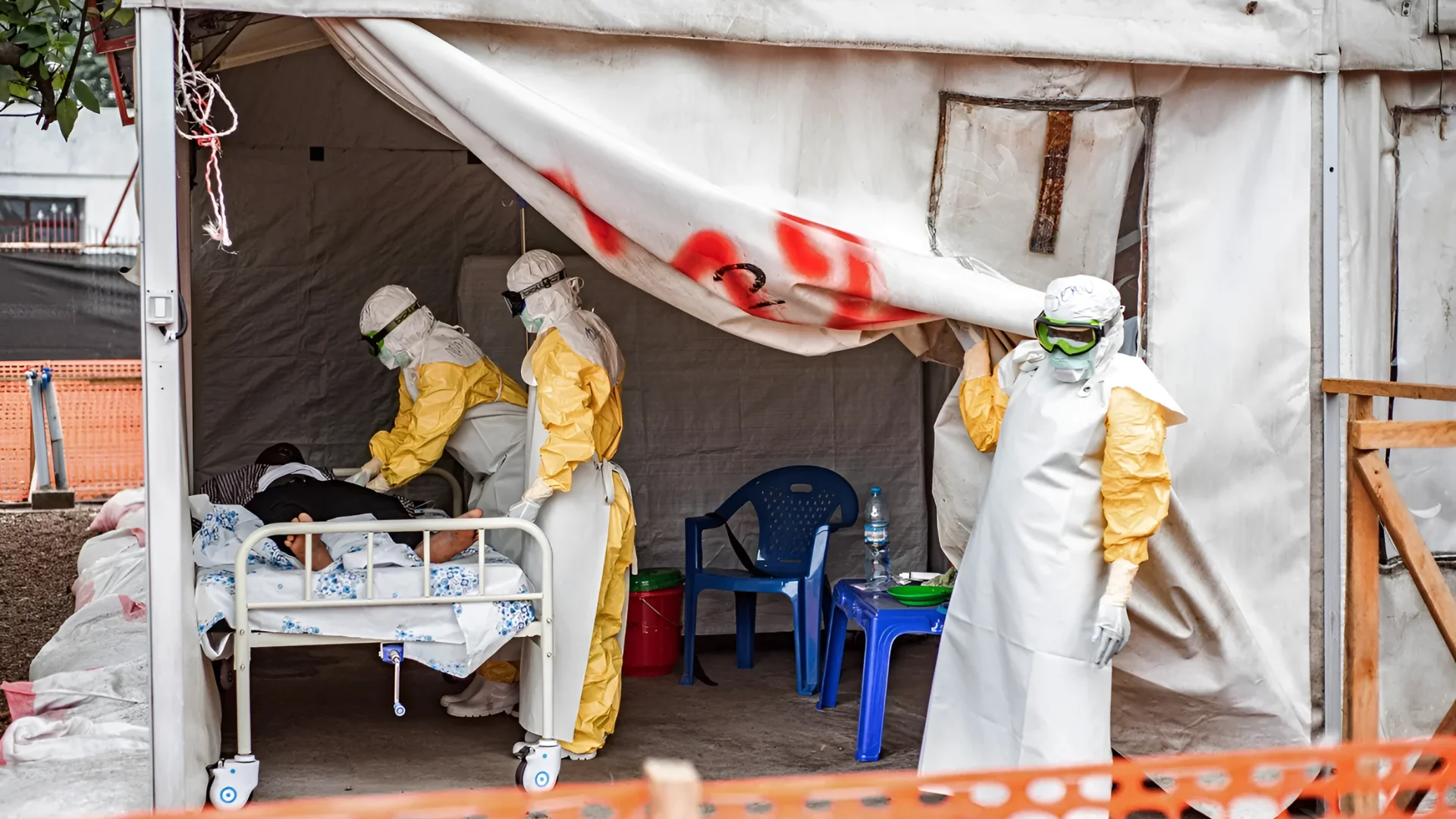 Workers wearing protective visit a patient in an isolation unit at an Ebola treatment center in Monigi, Democratic Republic of Congo on June 2. Photographer: Daniel Buuma/Getty Images