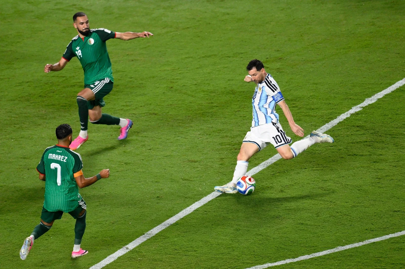 Argentina’s Lionel Messi (10) shoots and scores their third goal against Algeria’s Riyad Mahrez (7) and Nabil Bentaleb (19) during the World Cup Group J soccer match between Argentina and Algeria in Kansas City, Mo., Tuesday, June 16, 2026. (AP Photo/Reed Hoffmann)