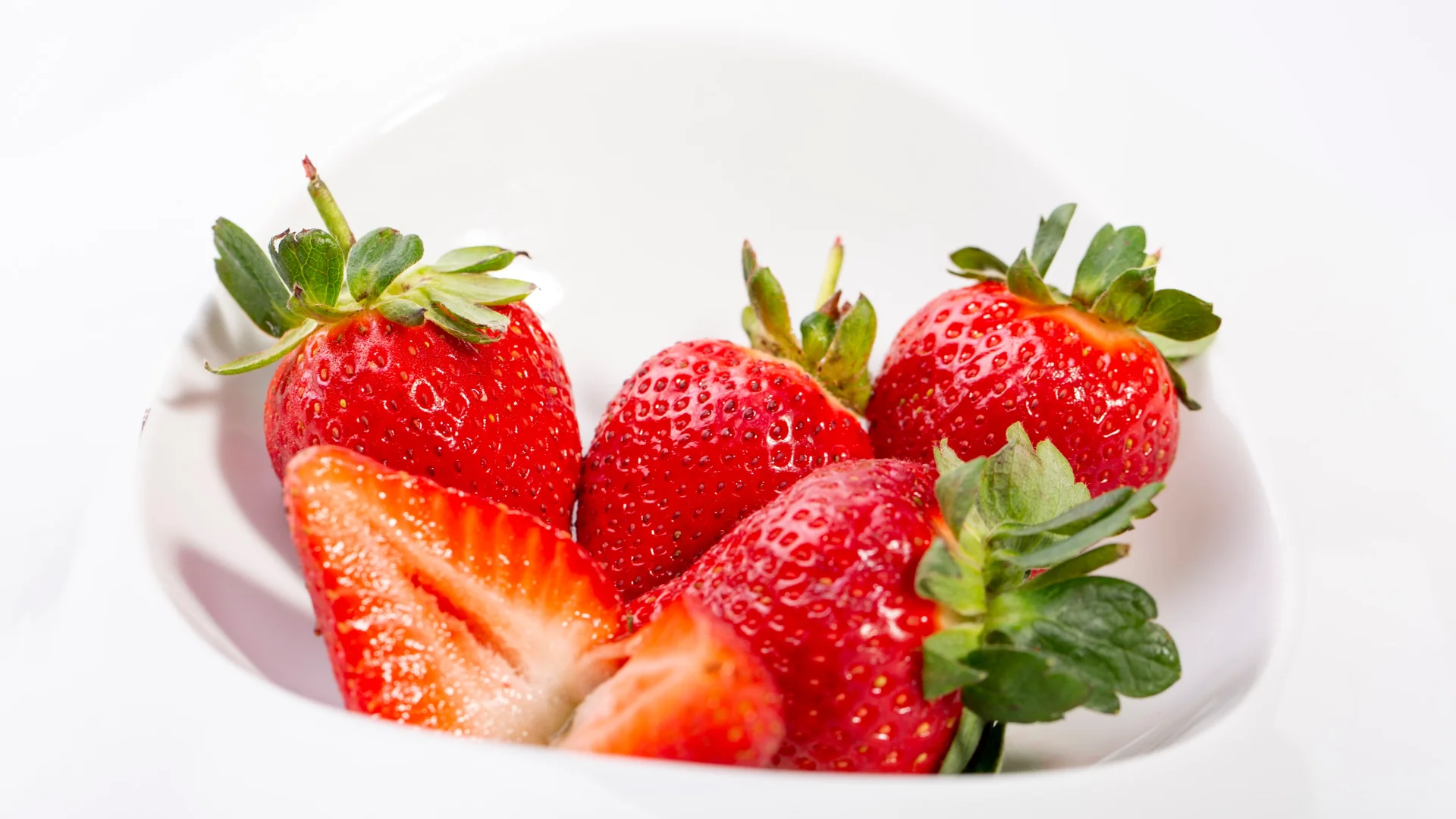 How Transposable Elements Reconstructed the Octoploid Strawberry's Three-Step Origin