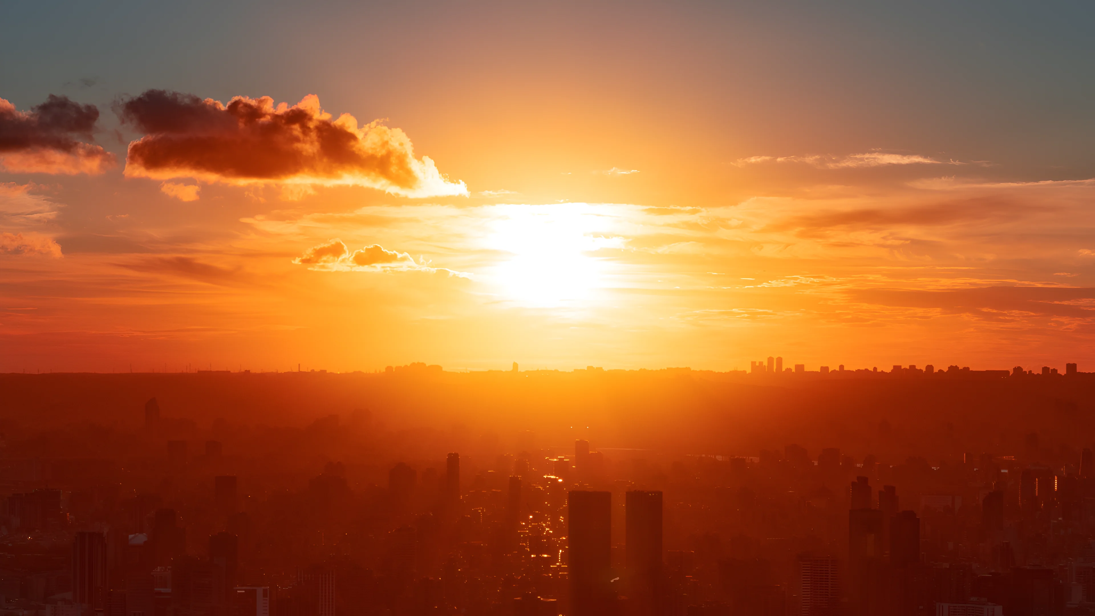 Windless Heat Mass Hits France, Strains UK Rail, Water