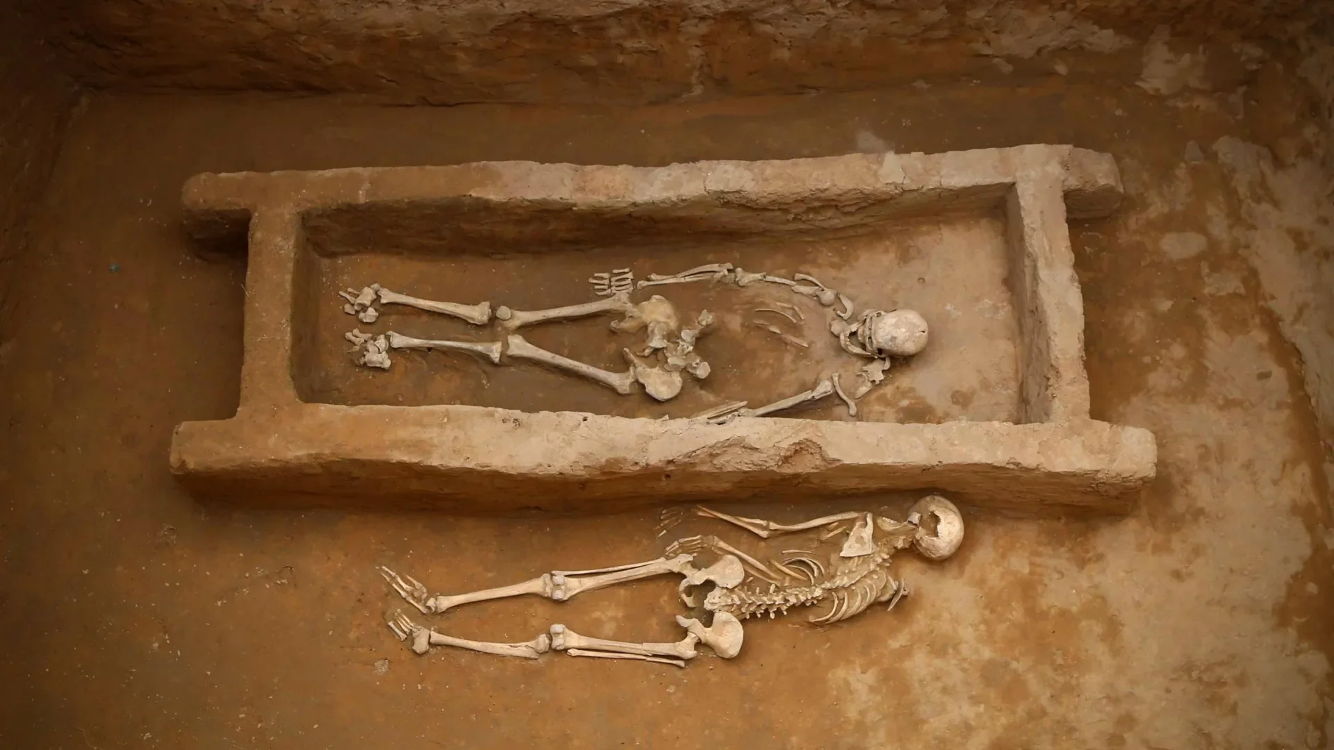 High-level burial with tomb owner and sacrificed victim at Zhaishan site. Credit: IVPP, CAS.