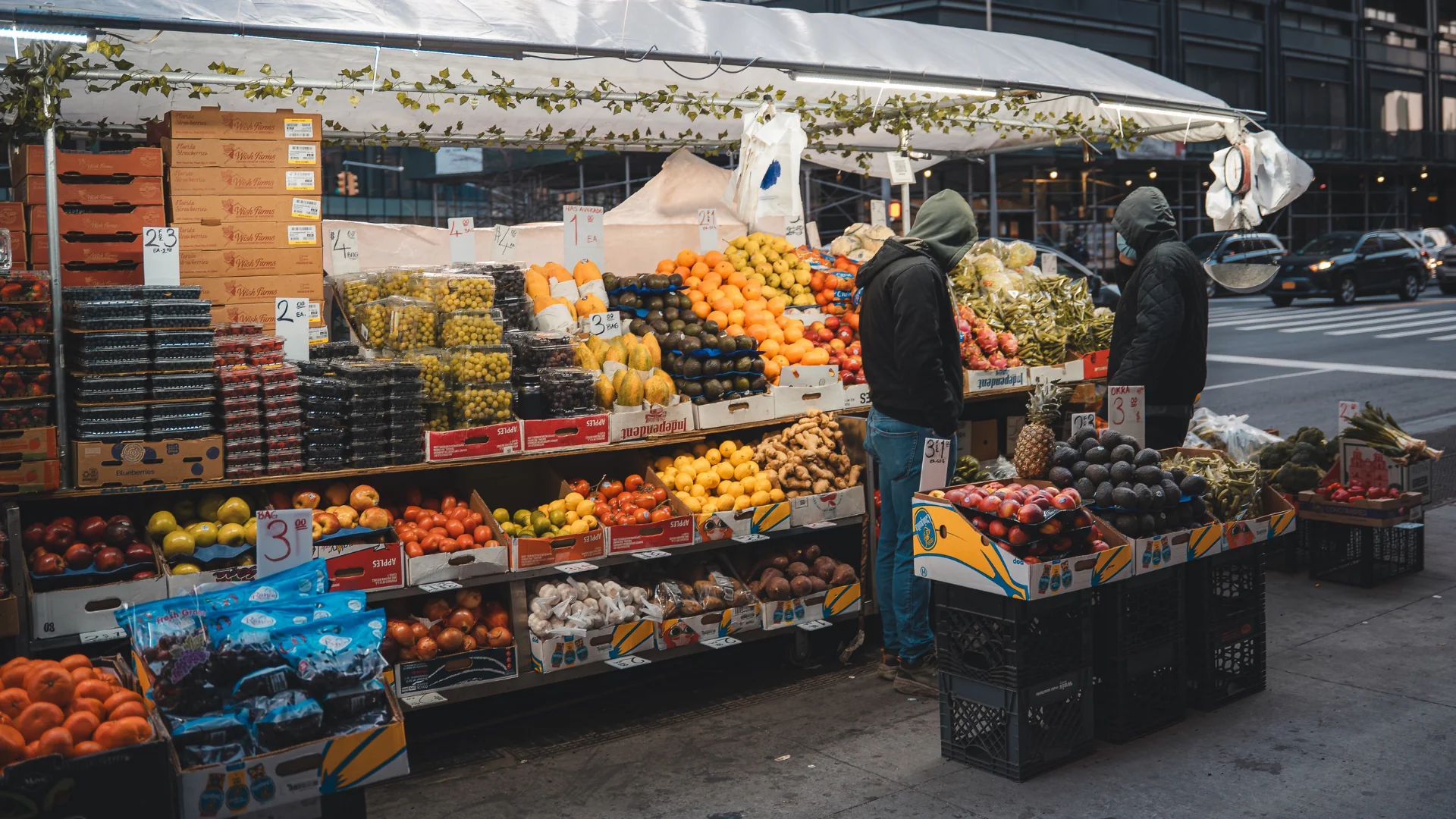 Fresh fruits and vegetables at a bustling street market in New York City during the day. Credit: Willian Justen de Vasco